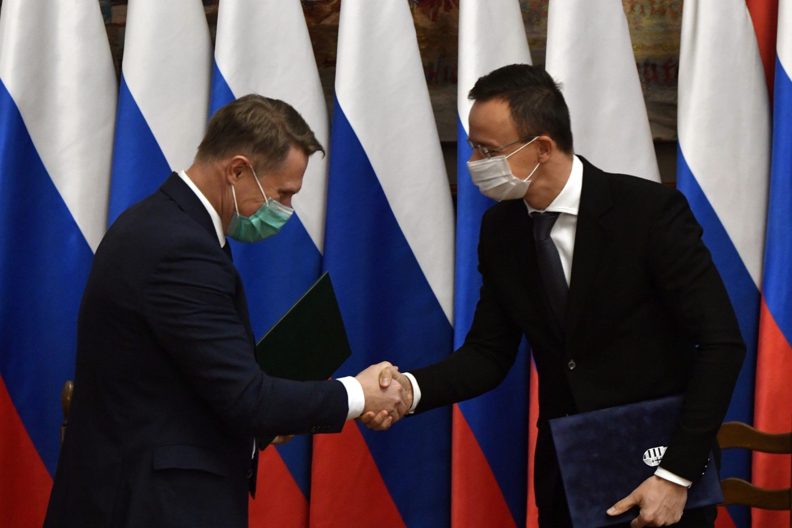 Руският здравен министър Михаил Мурашко (вляво) и външният министър на Унгария Петер Сиярто