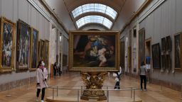 Виолончелистка превръща заключени музеи във фон за "целебно изкуство"