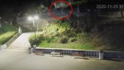 Вандали в Бургас събарят саксии в Морската градина (видео)