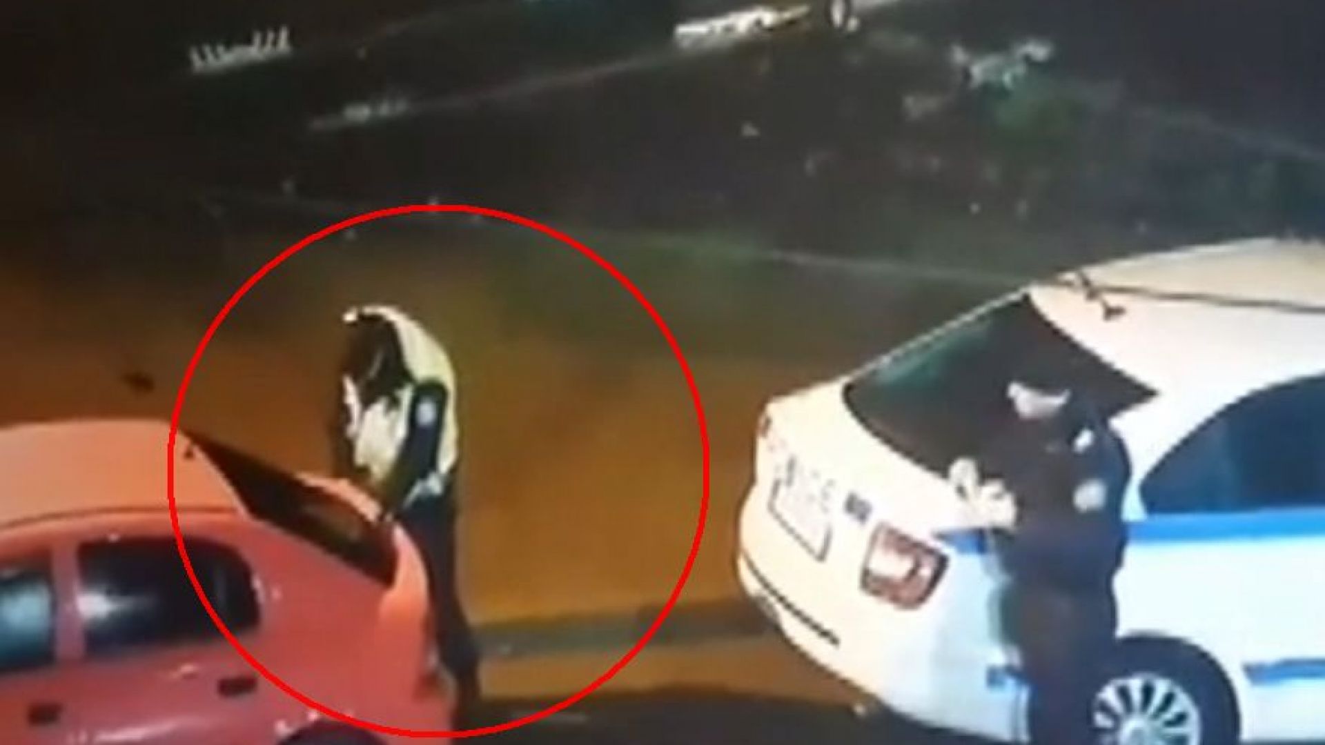 МВР прави проверка след клип как полицай взема емблема на кола (видео)