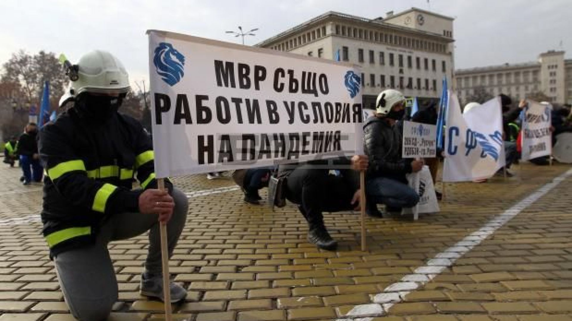Полицаи от цялата страна се събраха на протест в центъра на София (снимки)