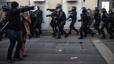 Четирима полицаи обвинени в побой над чернокож музикален продуцент