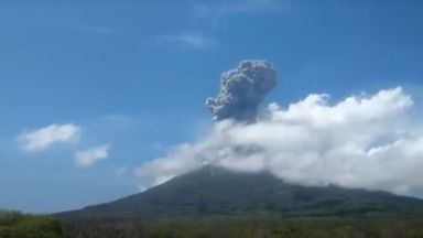 Вулкан изригна днес в източната индонезийска провинция Нуса Тенгара като