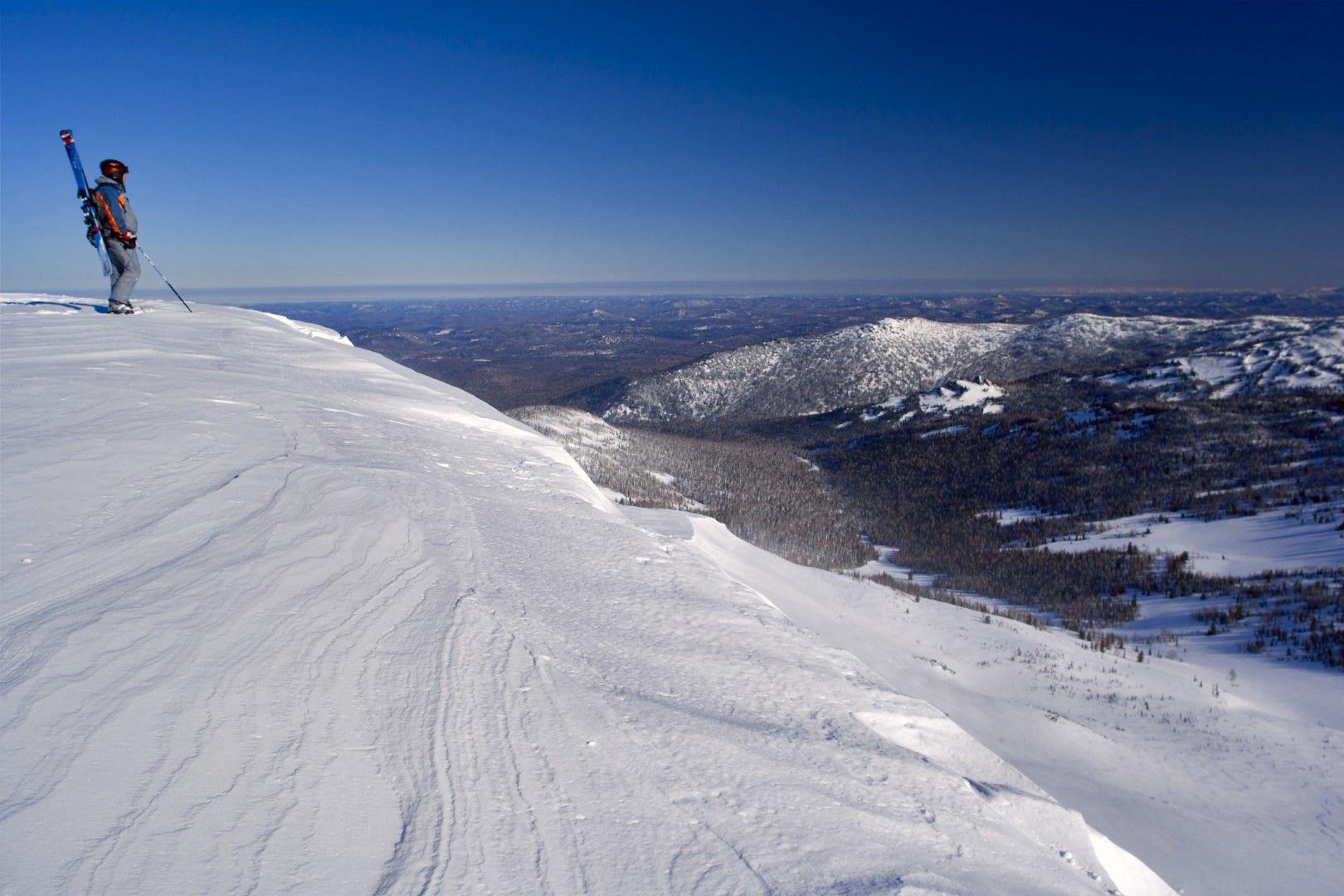 Самотен скиор търси място за спускане изън пистите на Шерегеш, Сибир