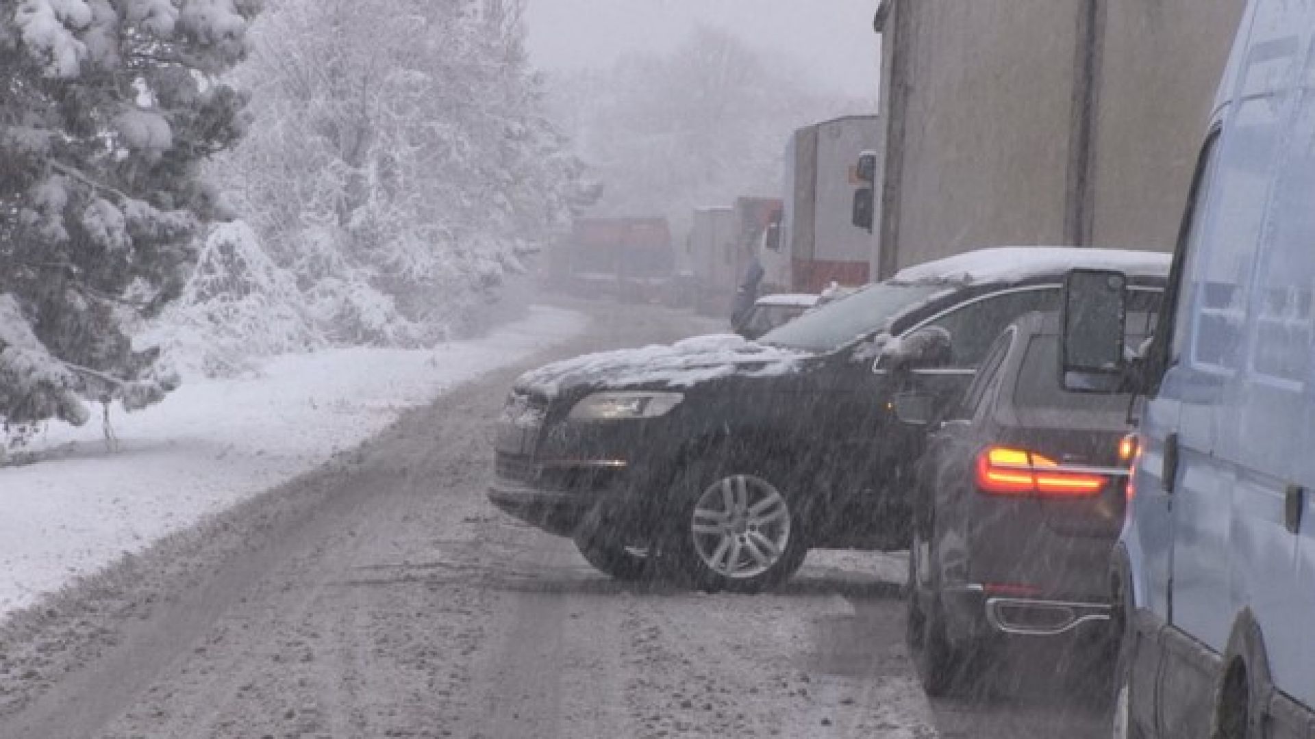 Аварирали камиони в снега затвориха пътища в страната  (снимки)