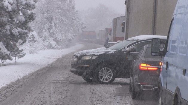 Аварирали камиони в снега затвориха пътища в страната