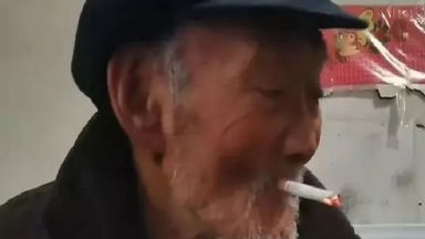 Китайски столетник дължал дълголетието си на алкохола и цигарите