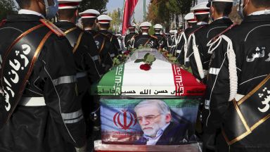 Със закани за отмъщение Иран погреба днес Мохсен Фахризаде