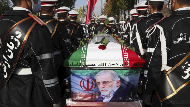 Със закани за отмъщение Иран погреба днес Мохсен Фахризаде -