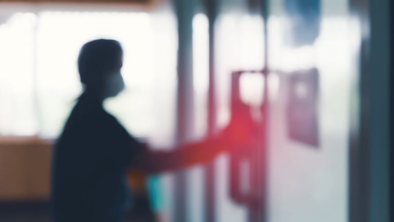 Санитари със заплата от 3000 лв. вече са наети в