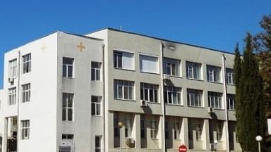 Медиците в COVID отделението на Поморийската болница прекарват в лечебното