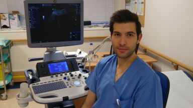 Млад лекар спаси възрастен човек избягал по пижама от един