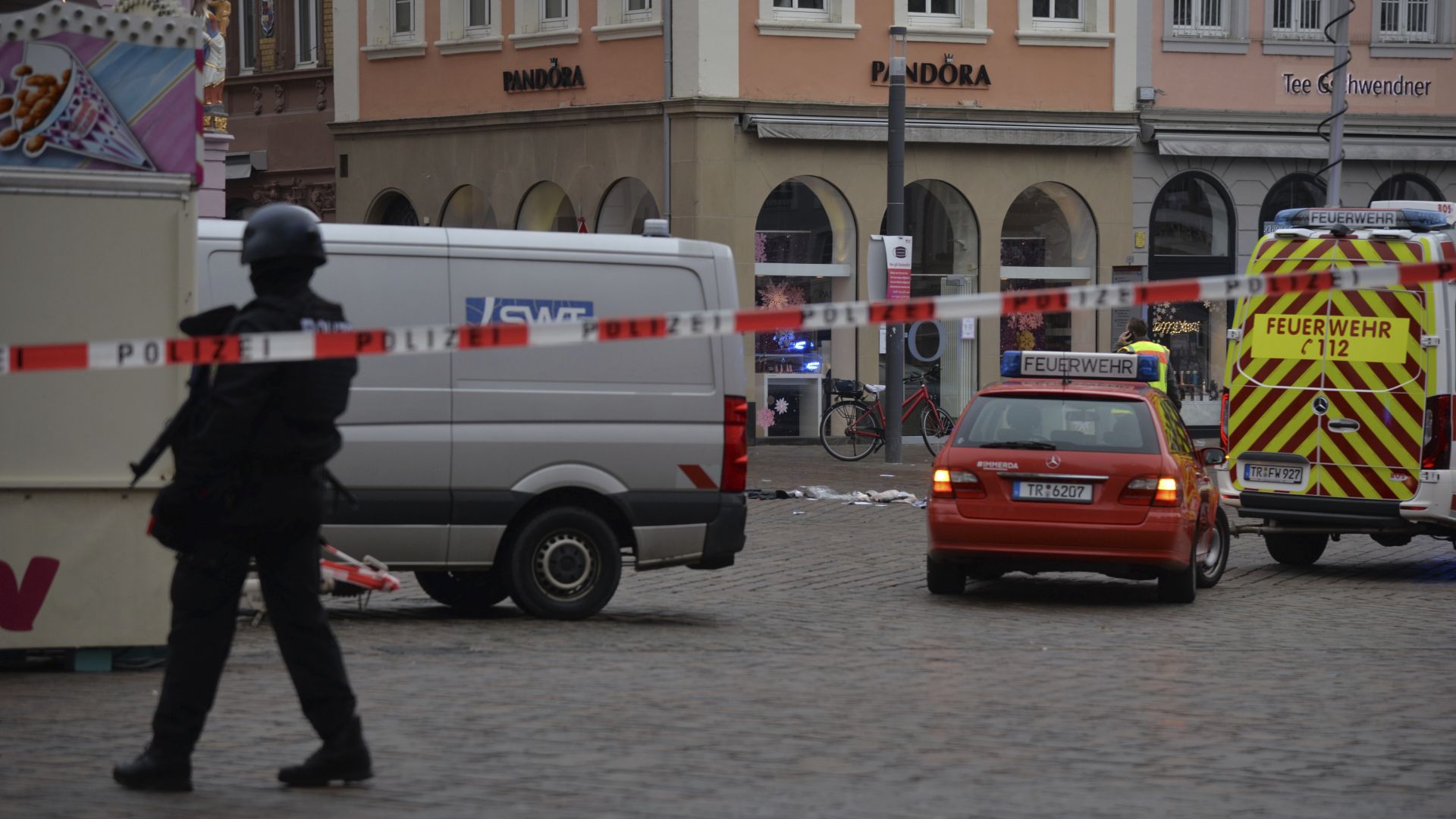 Убити и 15 ранени, след като мъж се вряза с кола в пешеходна зона в Германия (снимки, видео)