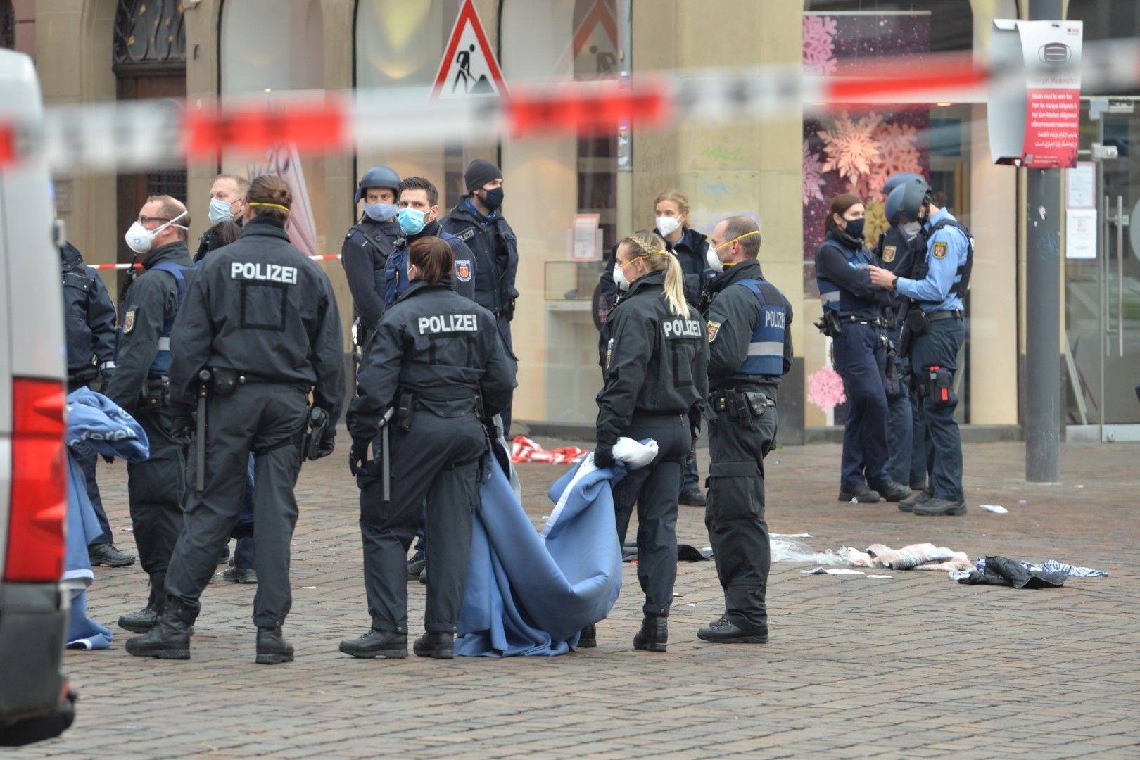 Полиция на мястото на атаката на шофьор, навлязал с колата си в пешеходна зона в центъра на Трир, Германия