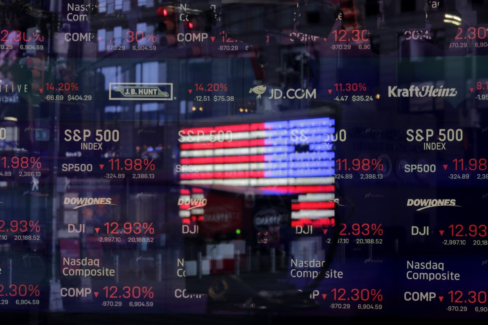 Американското знаме отразено в екран на борсата Наздак