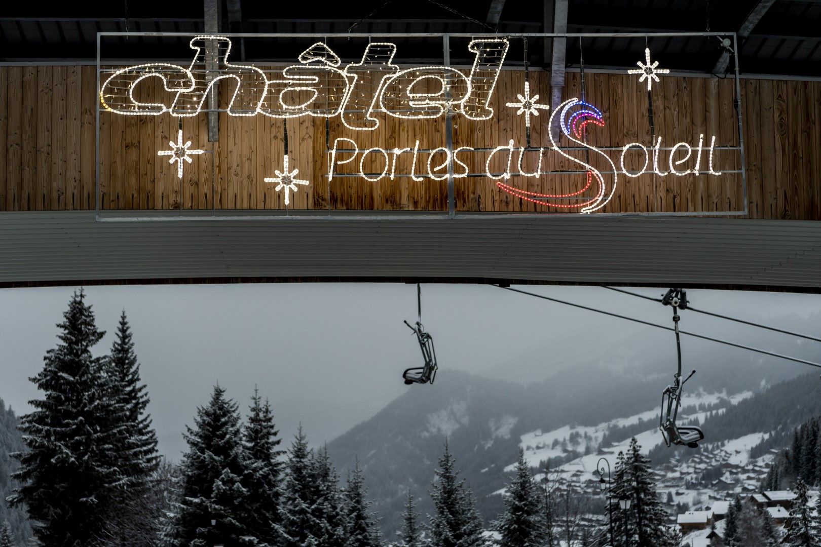 Порт дьо Солей - ски "вход към слънцето" - към 12 (повечето) свързани с лифтове и писти (с една карта) зони във Франция (където няма да се карат ски) и Швейцария (където ще може да се карат)