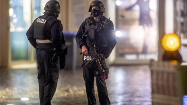 Германската полиция съобщи че мъжът който вчера навлезе с автомобила