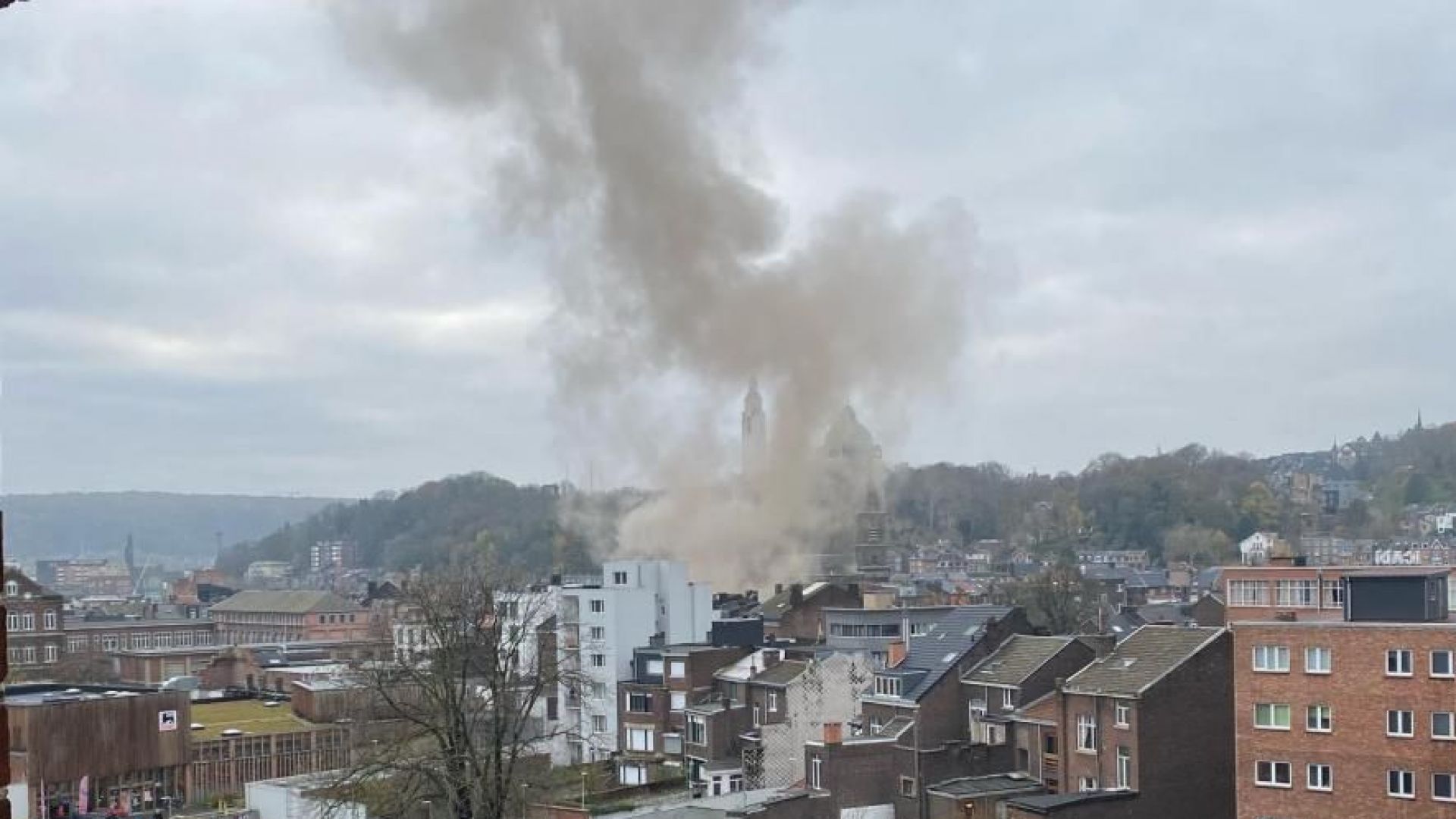 Експлозия в сграда в белгийския град Лиеж, има ранени (видео)