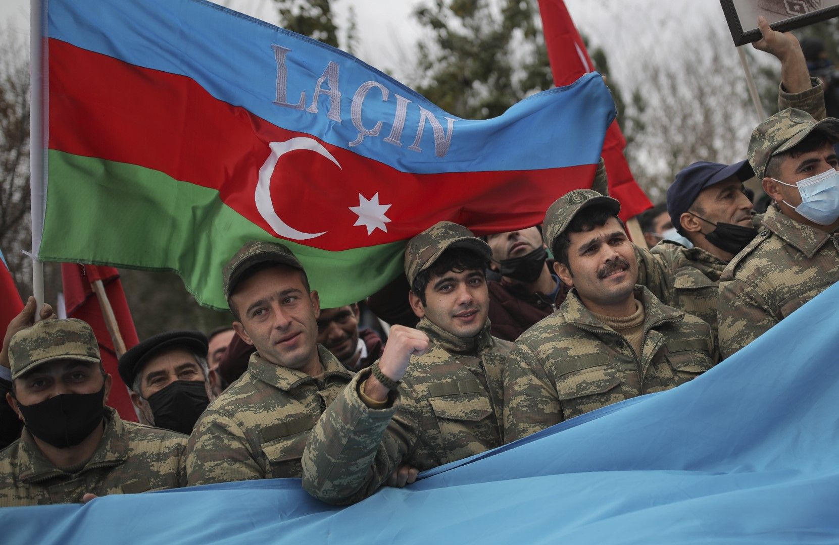 Азербайджански войници се радват след навлизането на армията в Лачин 