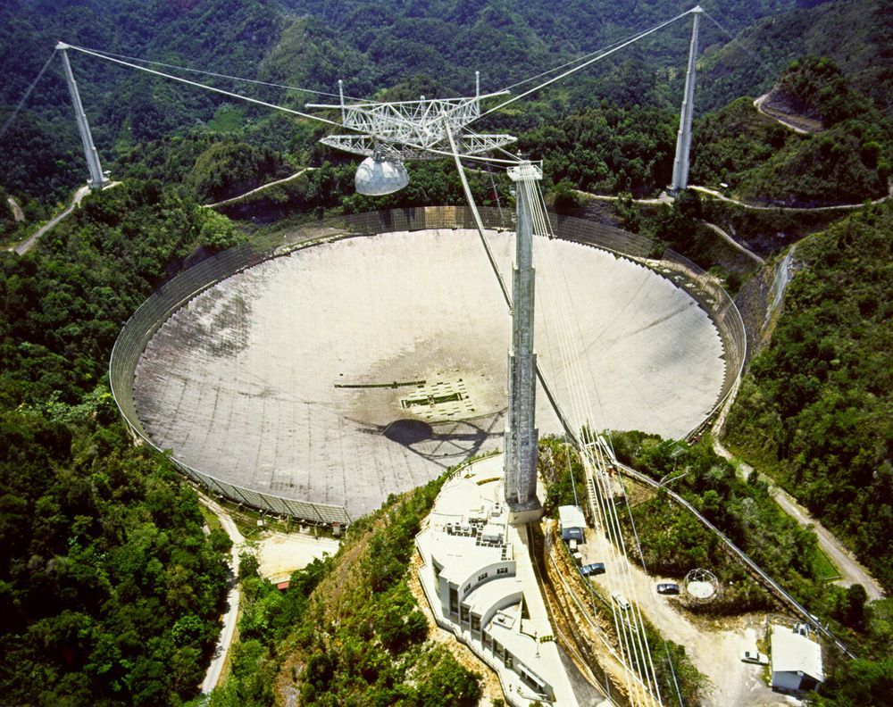 Радиотелескопът "Аресибо"