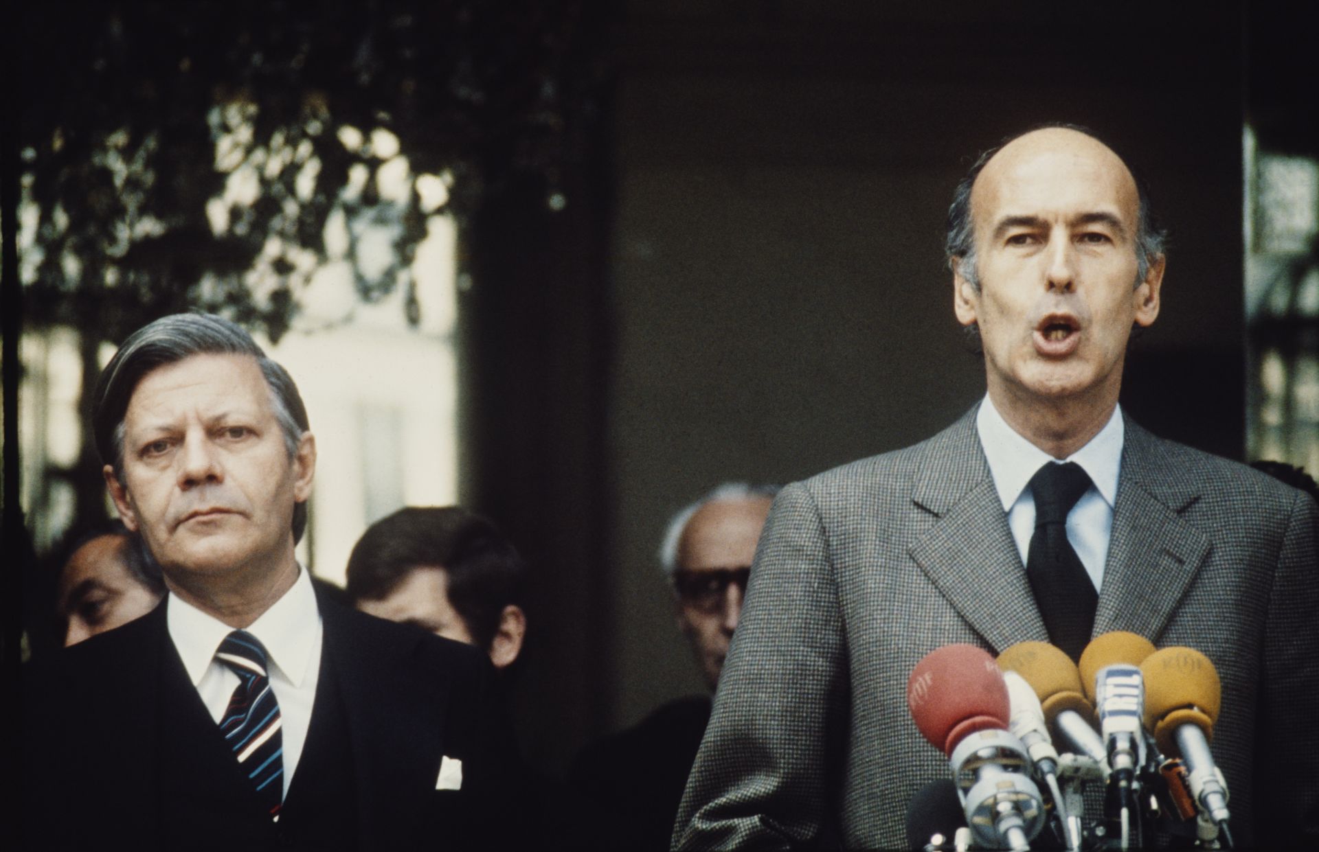  Валери Жискар д'Естен като президент на Франция с немския канцлер Хелмут Шмит (вляво) през 1974 година 