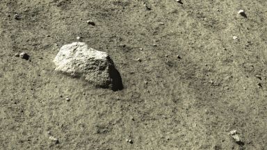 Около Земята орбитира отломка от Луната