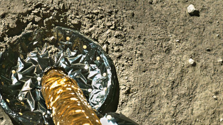 Китайската капсула с проби от Луната започна завръщането си към Земята