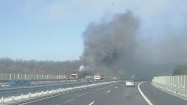 Тир горя на магистрала Тракия в посока Пловдив а заради