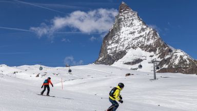 Над 200 британски туристи под карантина избягаха от Швейцария Скиорите