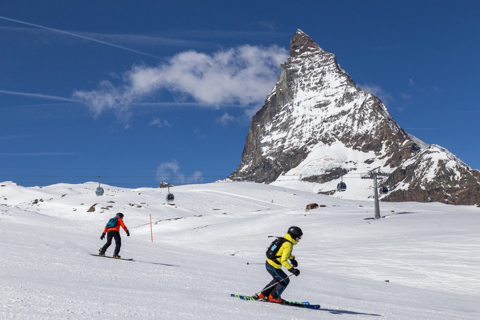 Да караш ски в Цермат покрай връх Матернхорн, където гондола те качва до над 3800 метра, е неописуемо преживяване