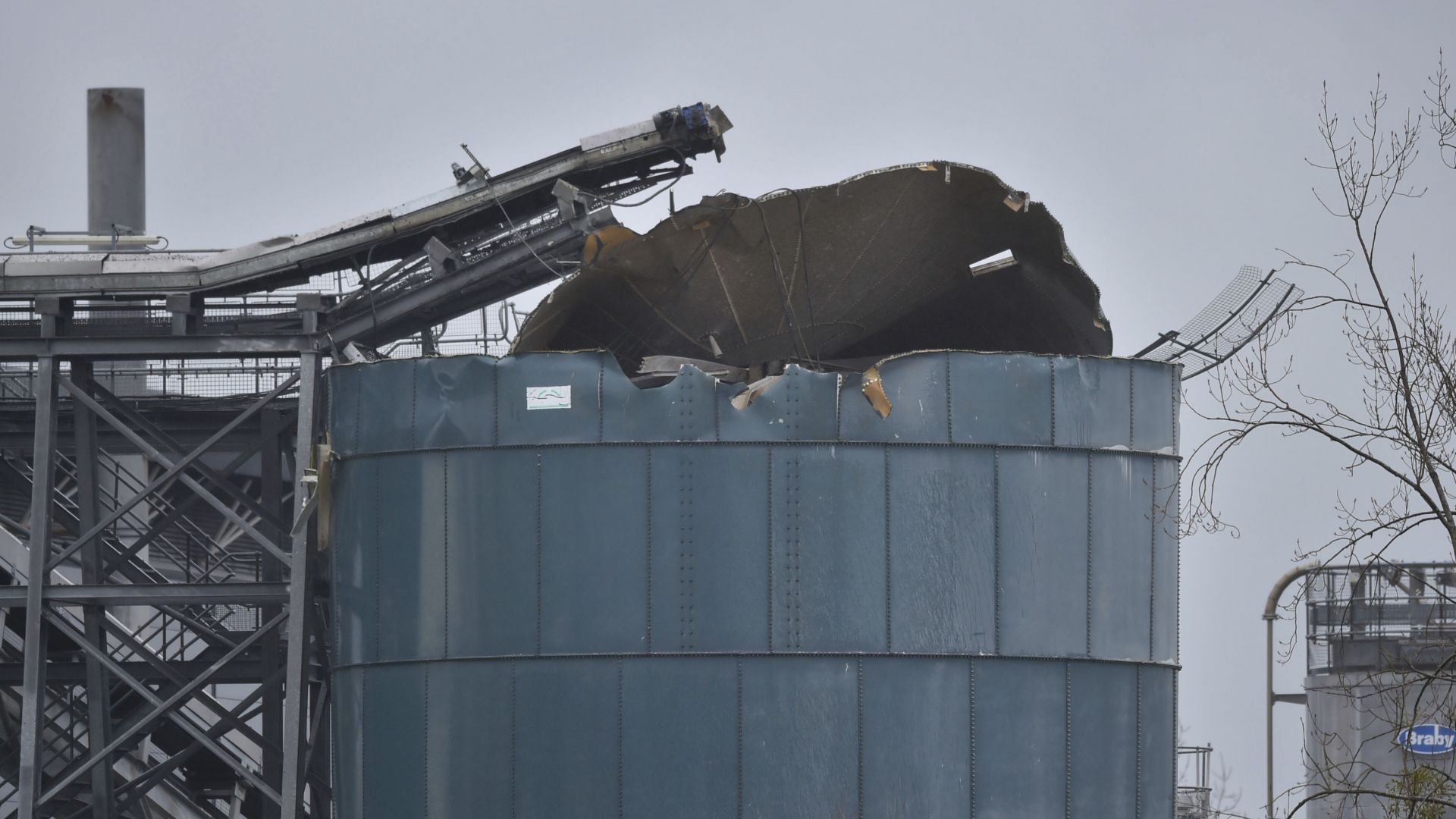 Мощен взрив в склад край Бристол, поне един е загинал, има много ранени (снимки, видео)