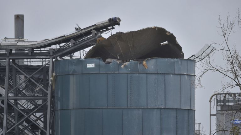 Мощен взрив избухна в склад близо до английския град Бристъл.
