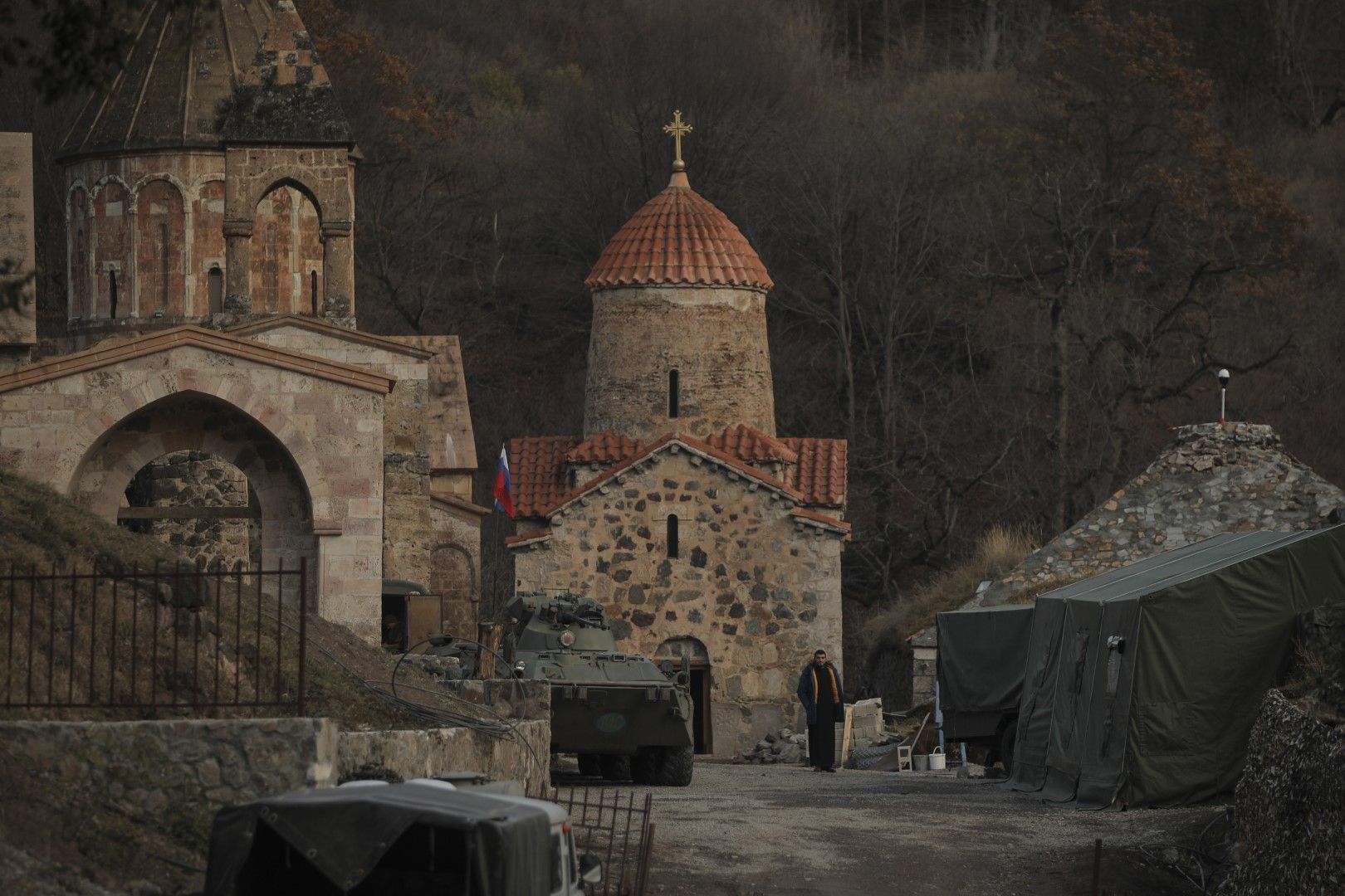Арменски свещеник влиза в Дадиванк, манастир на Арменска апостолска църква, датиращ от 9-ти век под охраната на руските миротворци, след прехвърлянето на региона Калбаджар, който премина под контрола на Азербайджан