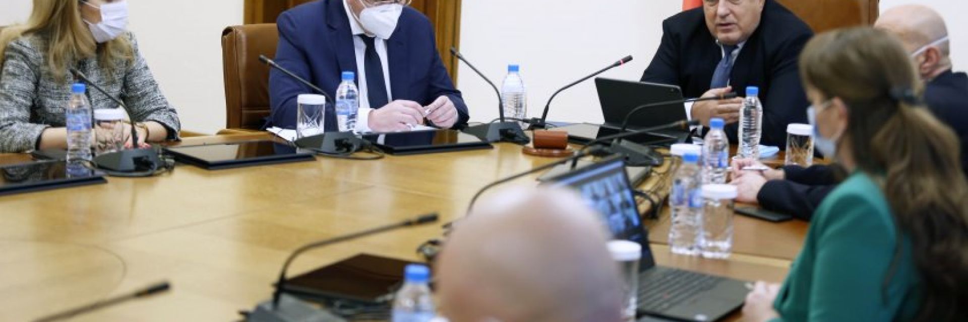 Борисов пред министрите: Българите трябва да знаят всичко за ваксините в мига, в който и ние 