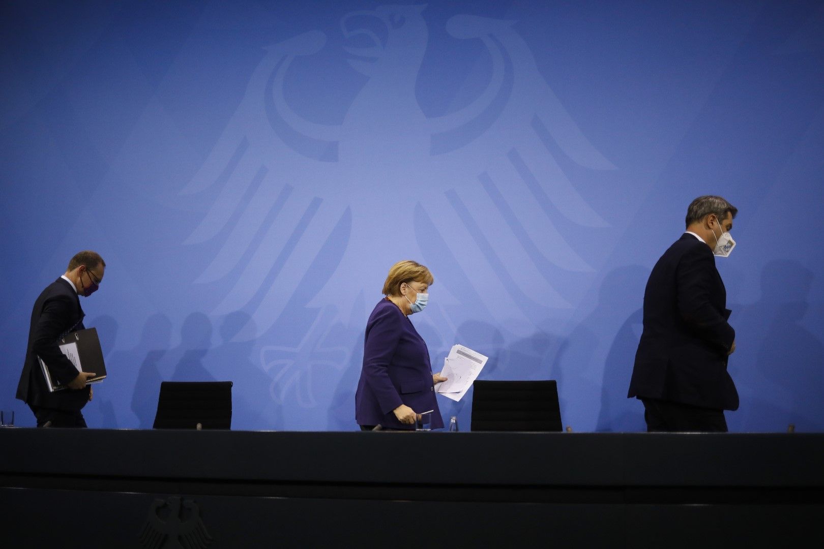 Канцлерът Ангела Меркел и премиери на провинции по време на пресконференция за поредните ограничения в Германия, 2 декември