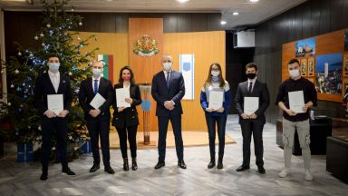 Кметът Иван Портних връчи днес Годишните поименни награди на Община