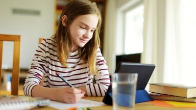 Над 160 000 деца вече учат в електронното училище на България – „е-просвета“