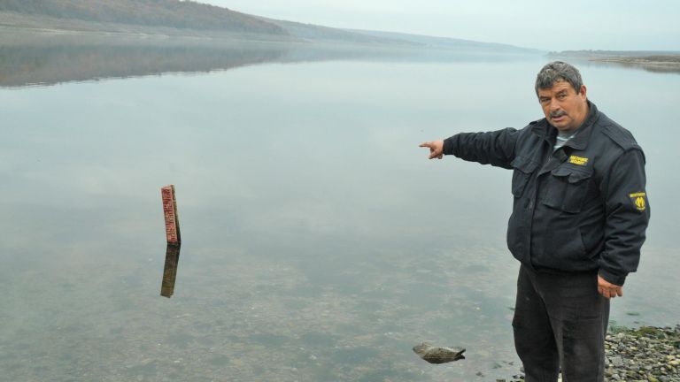 Сериозно спадна нивото на водата и на язовир "Порой" (снимки)