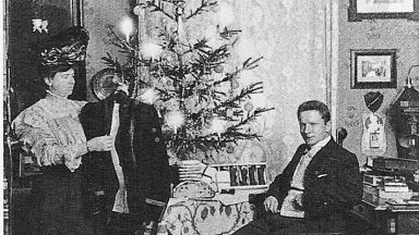 Историята на семейство, което се снима пред елхата точно на Коледа от 1900 до 1942 година