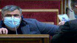 Украински депутат разглежда голи снимки по време на работа (видео)