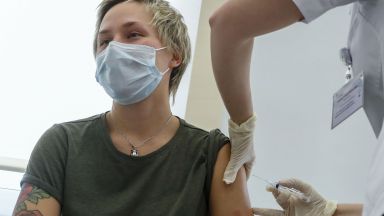 Москва започна ваксинацията срещу новия коронавирус инжекциите със Спутник