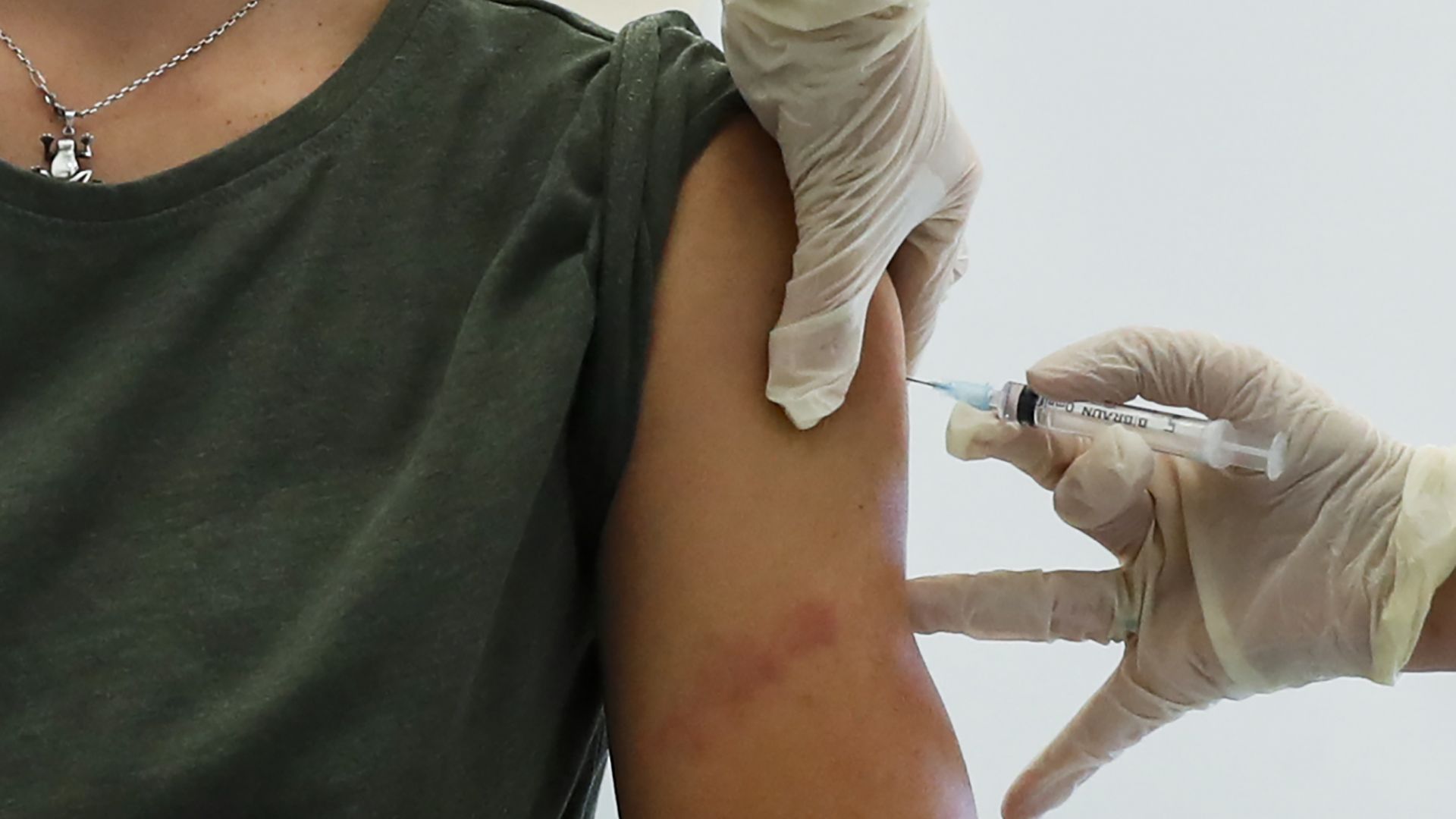 Великобритания ще имунизира с ваксината на Оксфорд от 4 януари