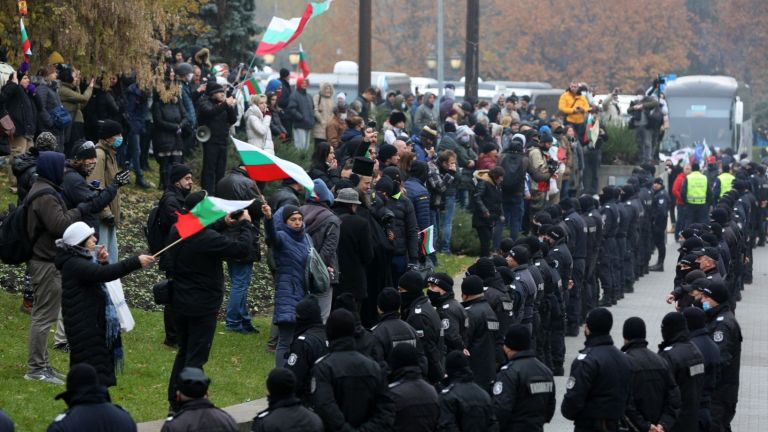 Софийските булеварди Дондуков и Цар Освободител са блокирани от протестиращи
