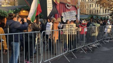 150-ият ден: Протестиращи нахлуха на коледния базар