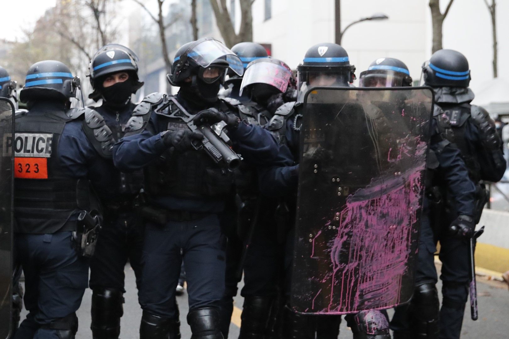Френското правителство иска да предостави по-голяма защита на служителите на реда в страната с нов закон за сигурността, който беше посрещнат с големи протести