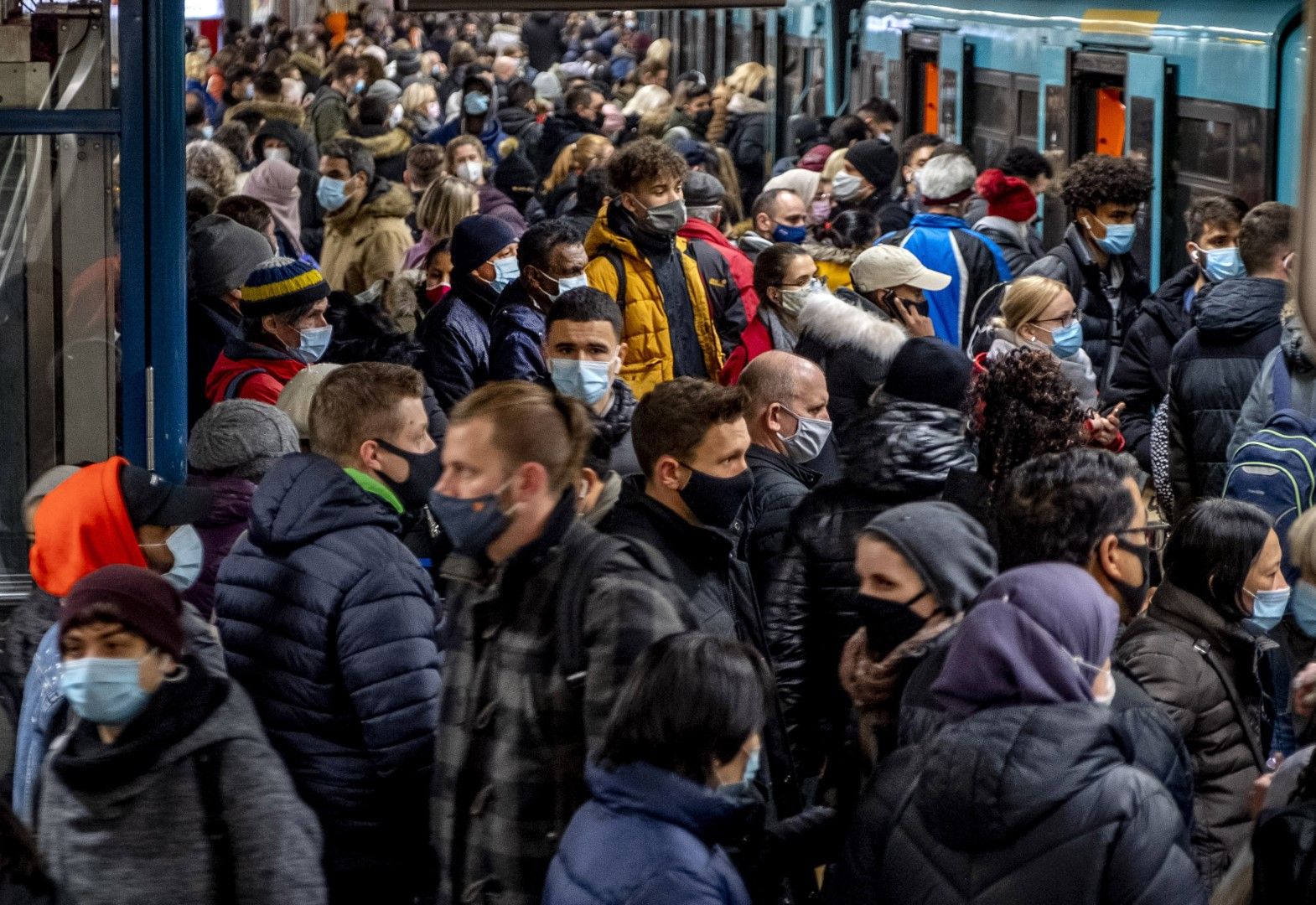 Хората носят маски, но са твърде близко един до друг в метро станция във Франкфурт
