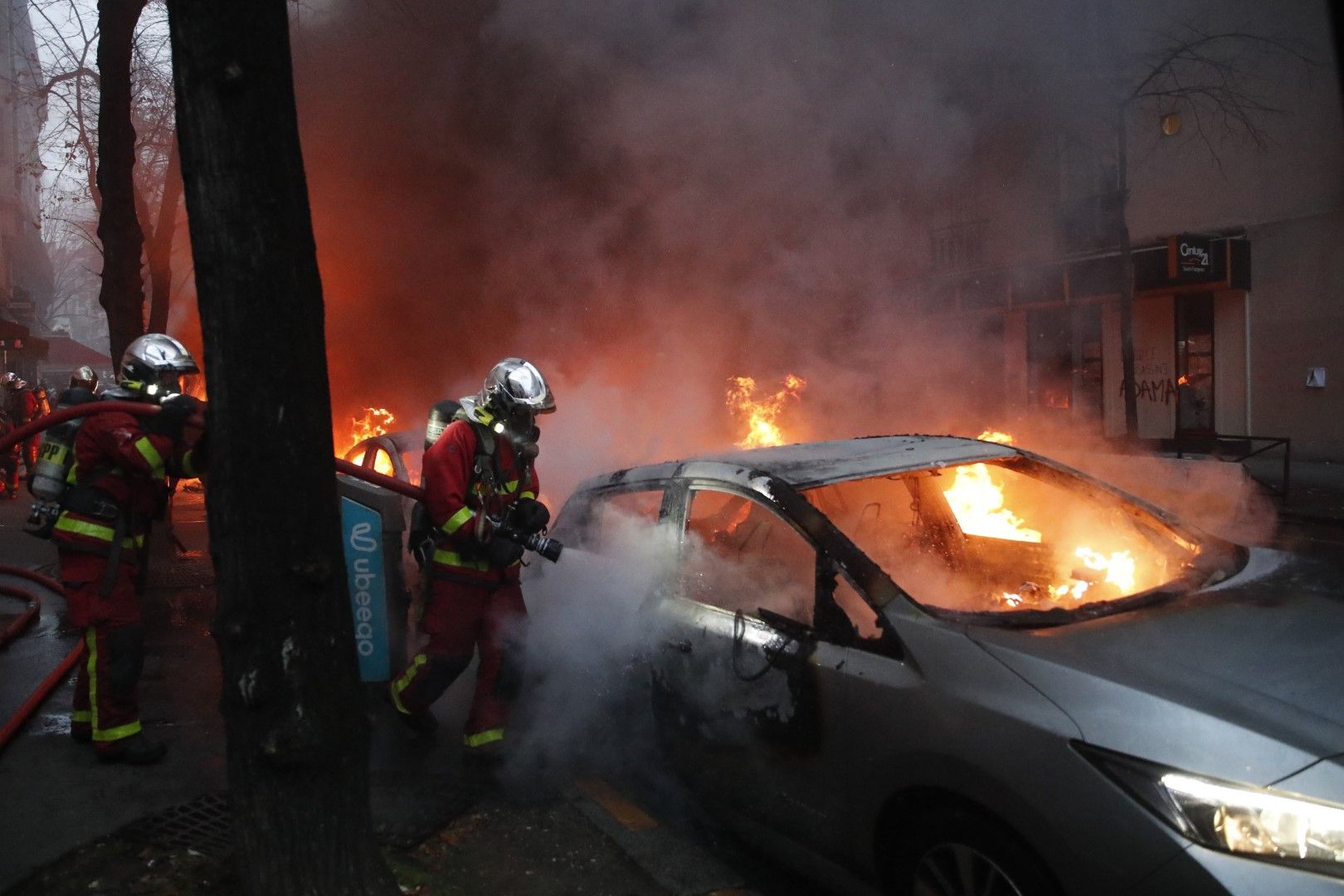 Запалени коли, хвърлени бомбички по полицията, счуепни витрини 