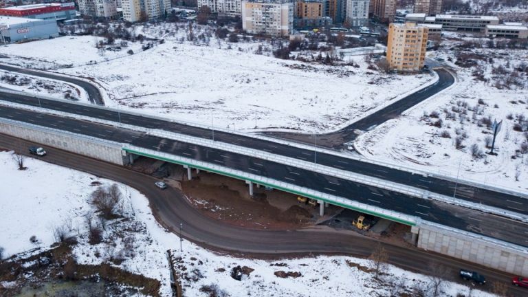 В 8 часа в неделя, 6 декември, за улеснение на