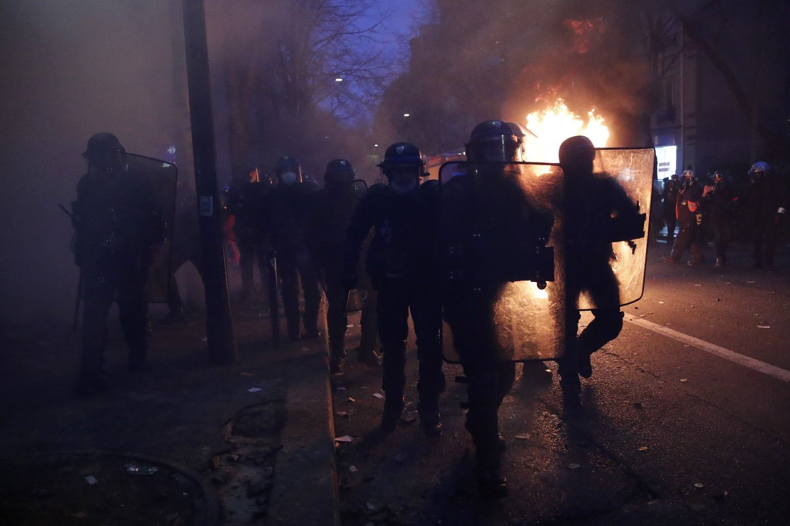 Силите за борба с безредиците обикалят улиците на Париж по време на размириците