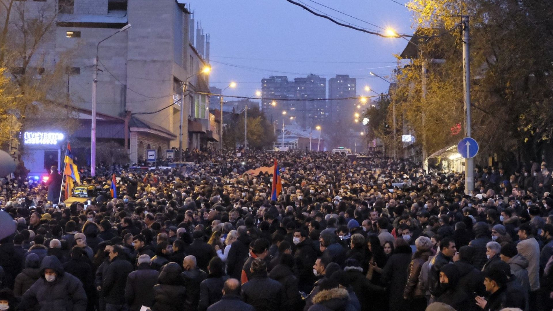 Десетки хиляди арменци поискаха оставката на премиера Никол Пашинян